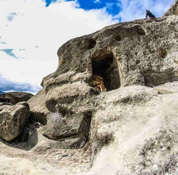 אופליסציחה - עיר המערות העתיקה חצובה בסלע