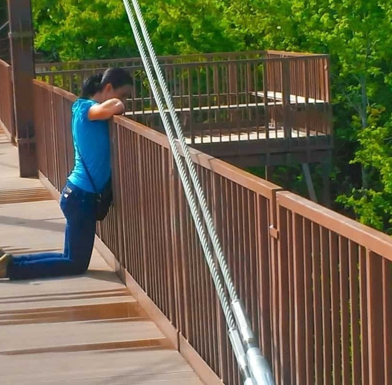 קניון אוקצה - גשר תלוי מעל תהום עם נוף פנורמי מרהיב להרי הקווקז