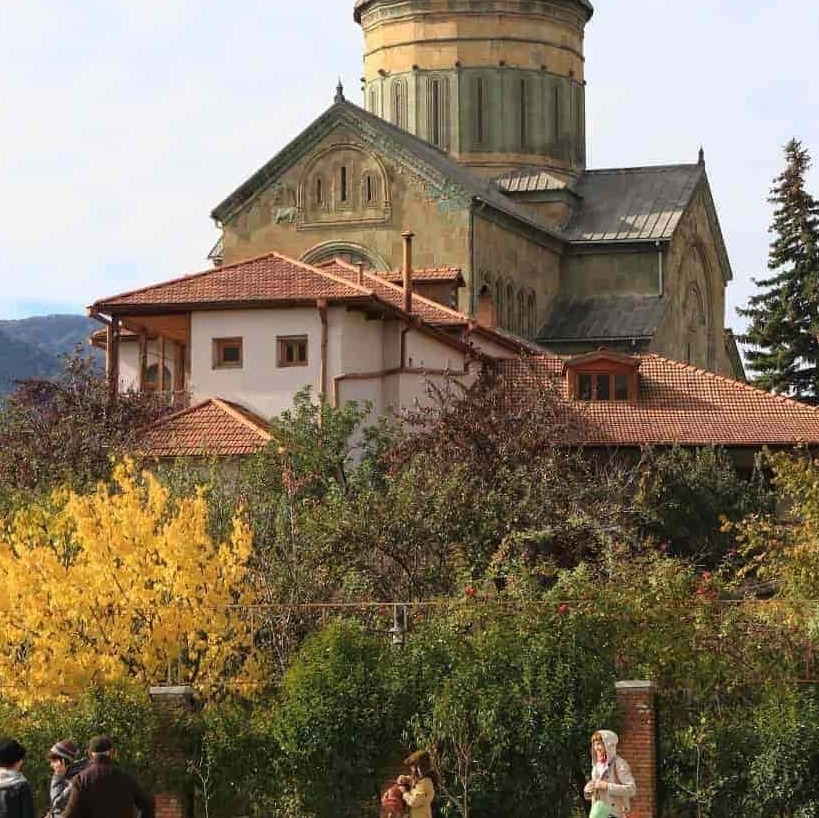 Величественный кафедральный собор Светицховели в центре древней Мцхеты