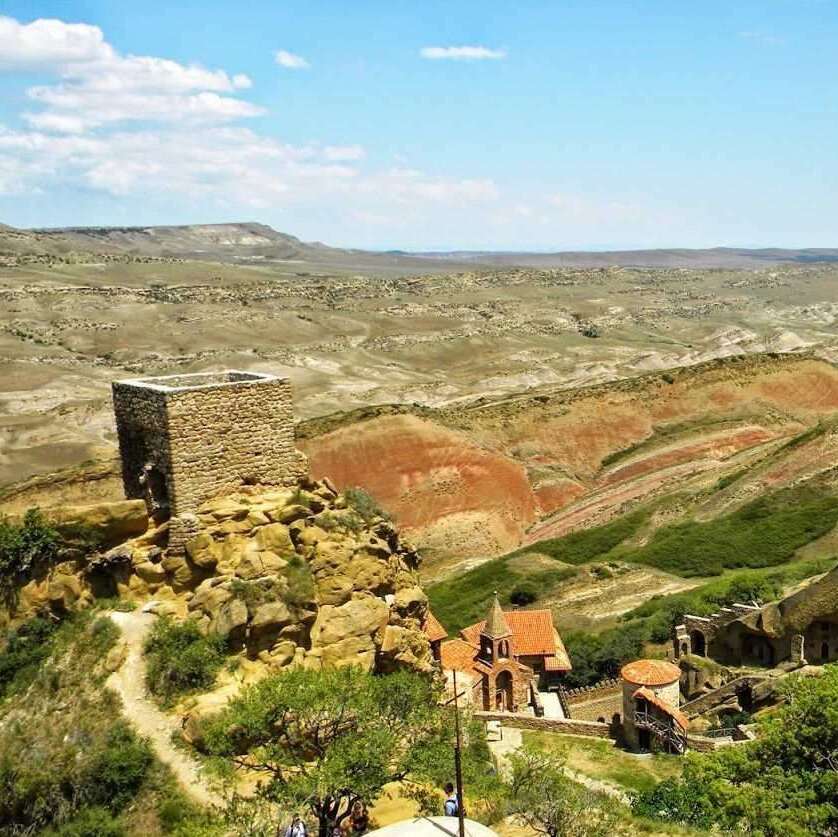 Древний монастырский комплекс Давид-Гареджи на фоне цветных скал и заката — авторские туры по Восточной Грузии от ZuraTour