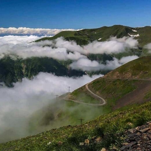 Живописный вид на горные хребты Тушетии, погруженные в густые белые облака