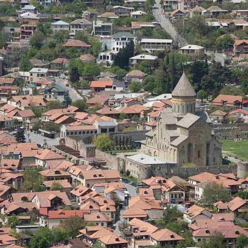 Вид сверху на собор Светицховели и черепичные крыши старой Мцхеты