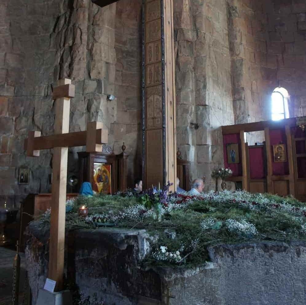 Большой деревянный крест внутри монастыря Джвари святыня Грузии