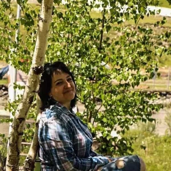 Спокойный отдых на природе: гостья ZuraTour во время загородной экскурсии