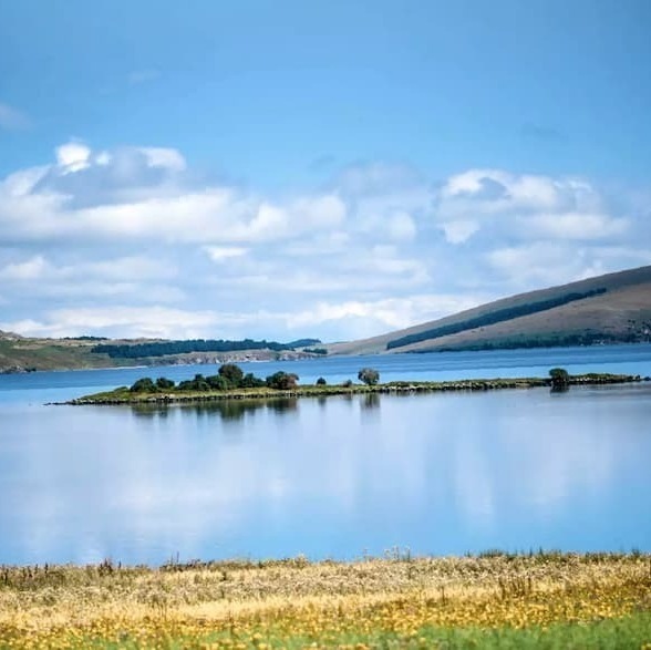 Кристально чистая вода озера Табацкури, окруженного вершинами потухших вулканов