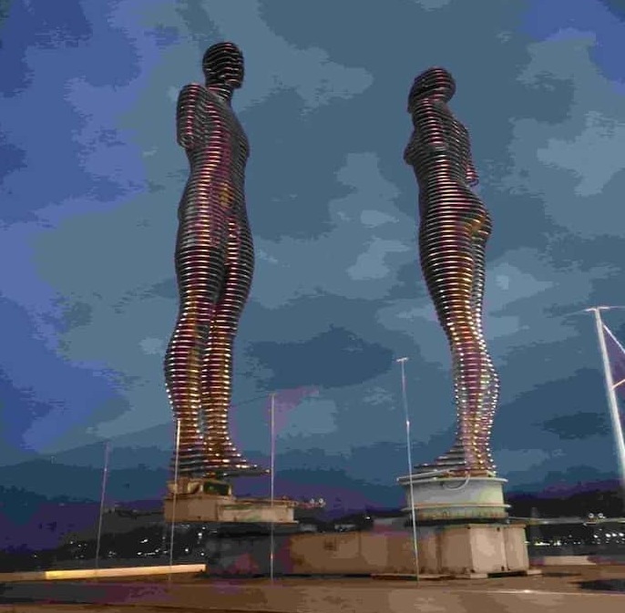 בטומי - פסל עלי ונינו המפורסם על חוף הים השחור בשקיעה