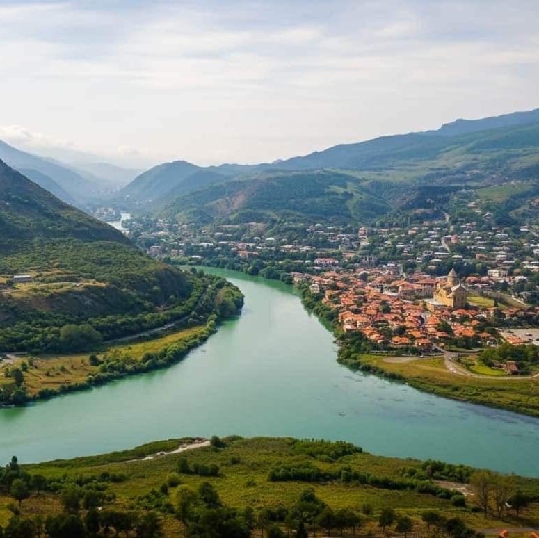 Панорамный вид на слияние рек Арагви и Куры со смотровой площадки храма Джвари
