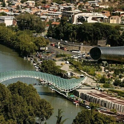 Стеклянный Мост Мира в Тбилиси через реку Кура — лучшие экскурсии и обзорные туры по Грузии с ZuraTour