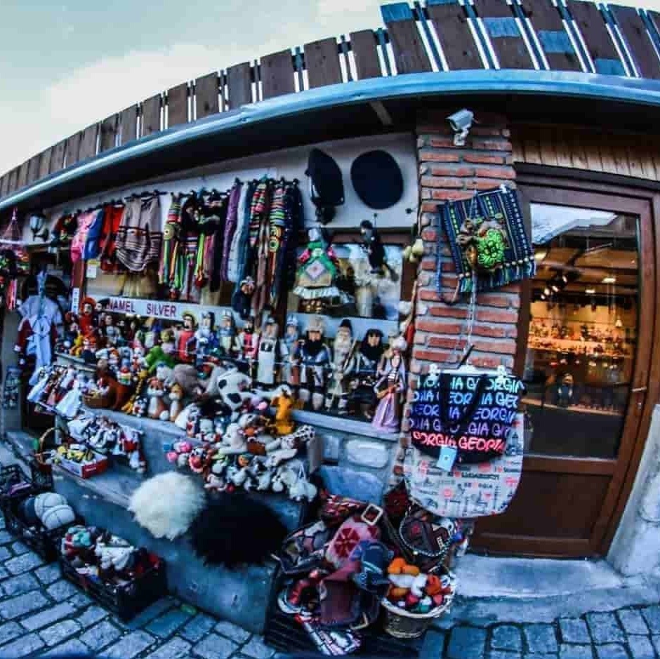 Колоритный рынок сувениров и грузинских сладостей на улицах старой Мцхеты