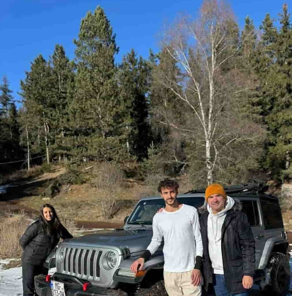 adventure off-roading to Kakhisi lake with Zuratour a professional 4X4 off-road jeep tour to Kakhisi Lake in the Borjomi region of Georgia. travelers and guide with a silver Jeep Wrangler on a mountain trail, provided by zuratour.com