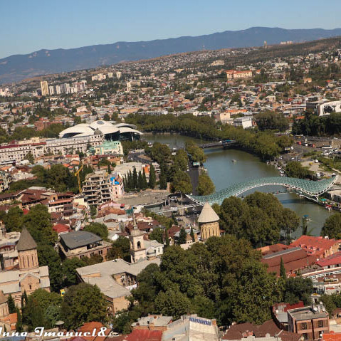 מבט פנורמי על טביליסי - שילוב של עיר עתיקה ומודרנית על נהר המטקווארי