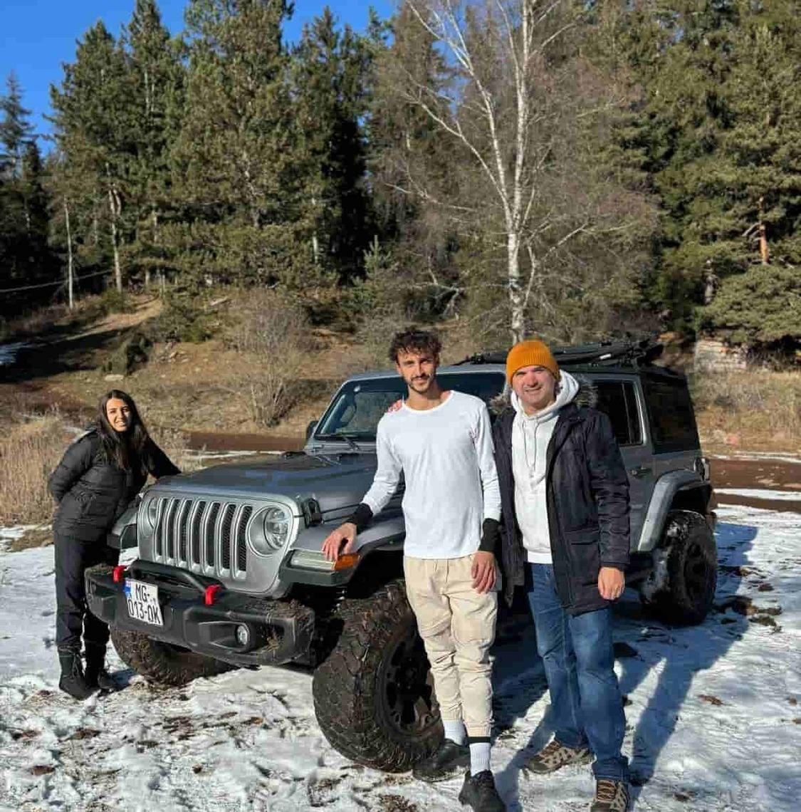 adventure off-roading to Kakhisi lake with Zuratour a professional 4X4 off-road jeep tour to Kakhisi Lake in the Borjomi region of Georgia. travelers and guide with a silver Jeep Wrangler on a mountain trail, provided by zuratour.com