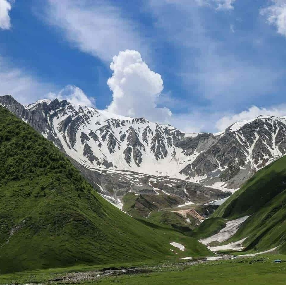 Путешествие в ущелье Трусо и Казбеги с zuratour: панорама долины и альпийских лугов