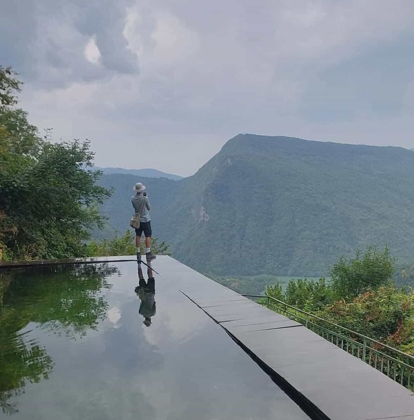 Discover the secret pool of Lailashi with Zura tour The Lailashi secret pool in the Racha Lechkhumi region of Georgia, featuring a panoramic view of the Lajanuri reservoir and the Caucasus Mountains. photo from a zuratour.com regional excursion