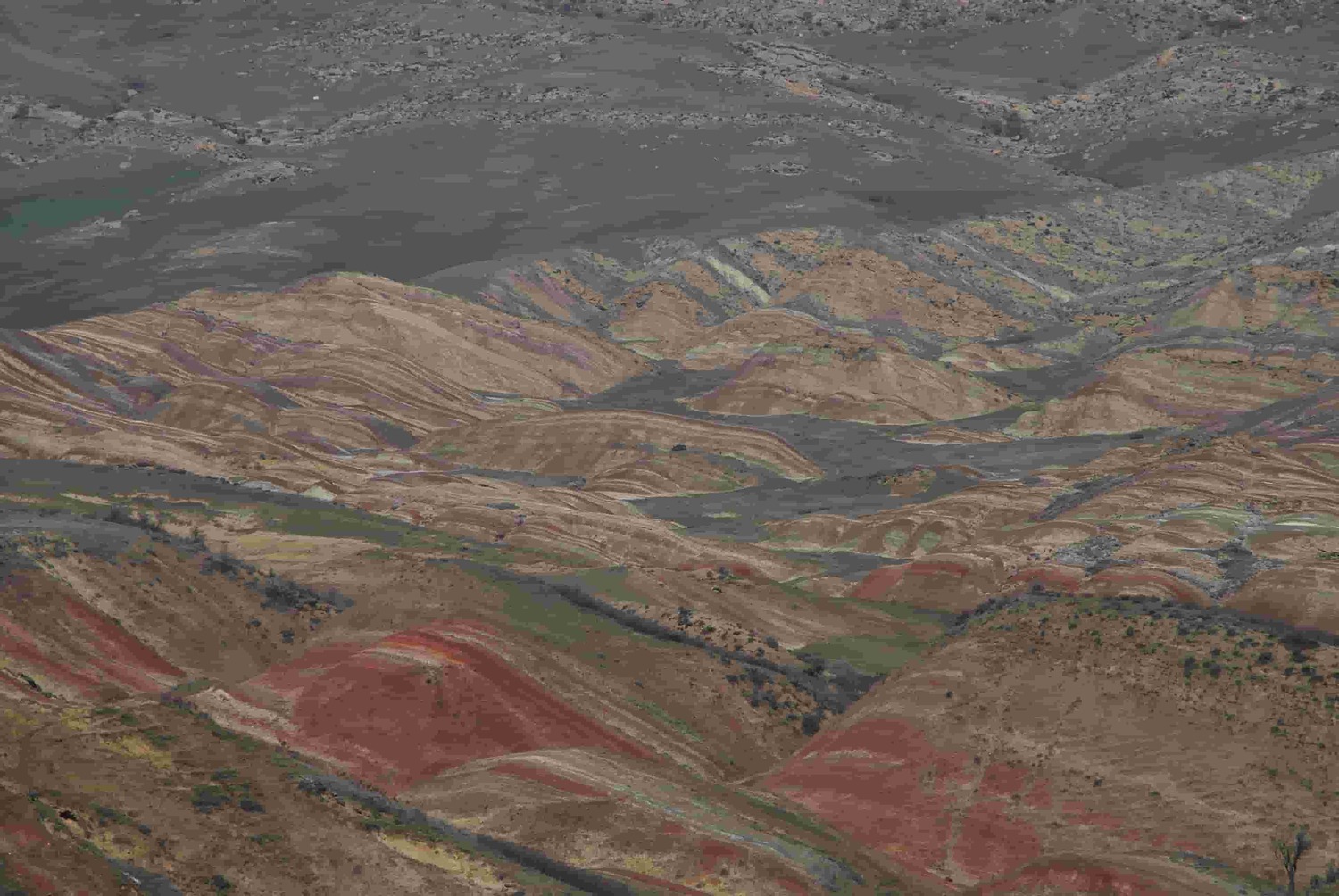 Панорама разноцветных осадочных гор и марсианские пейзажи в пустыне Удабно