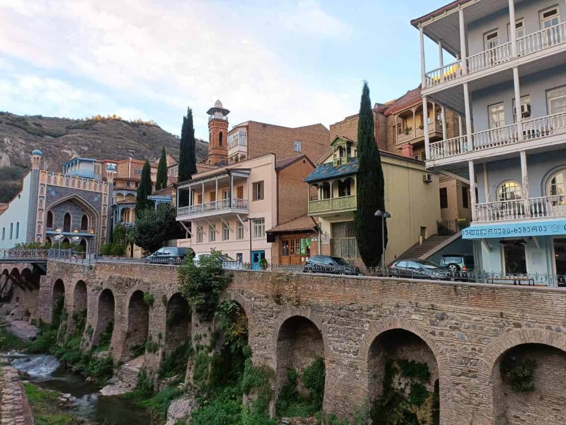 Старинные жилые дома с цветными балконами над ущельем в районе Абанотубани Тбилиси