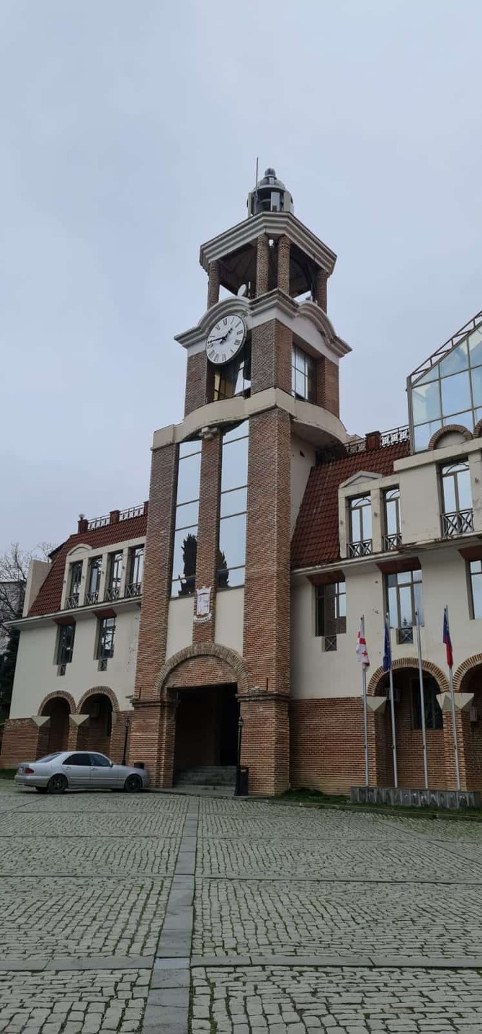 Здание городской ратуши с часовой башней на центральной площади Сигнахи