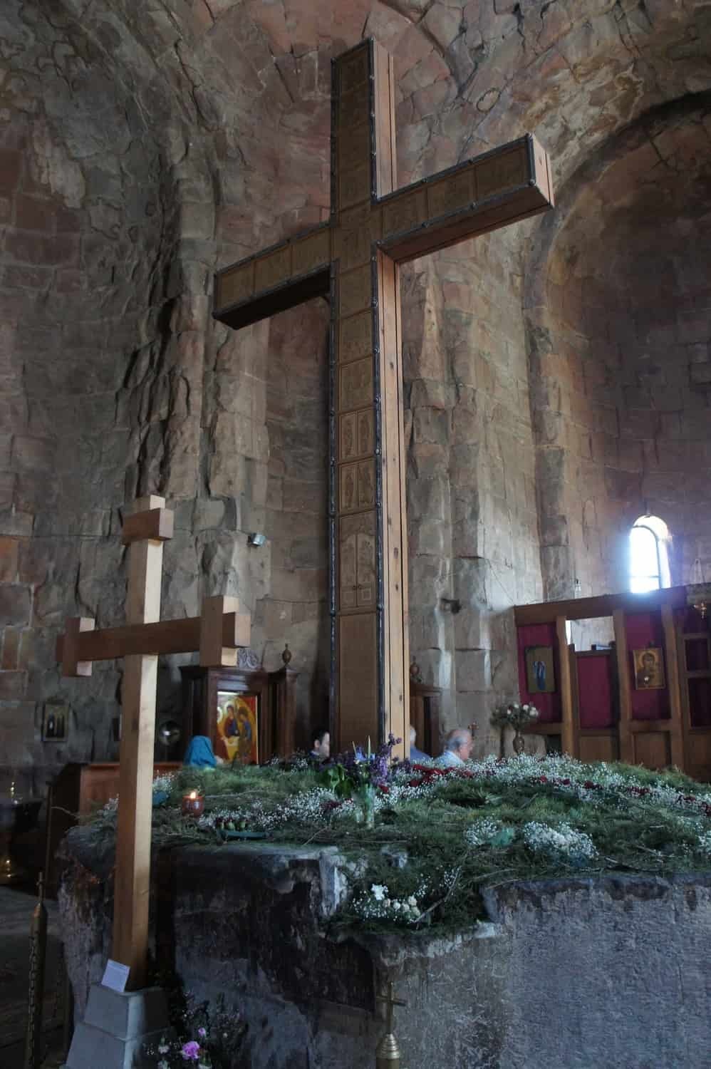 Большой деревянный крест внутри монастыря Джвари святыня Грузии