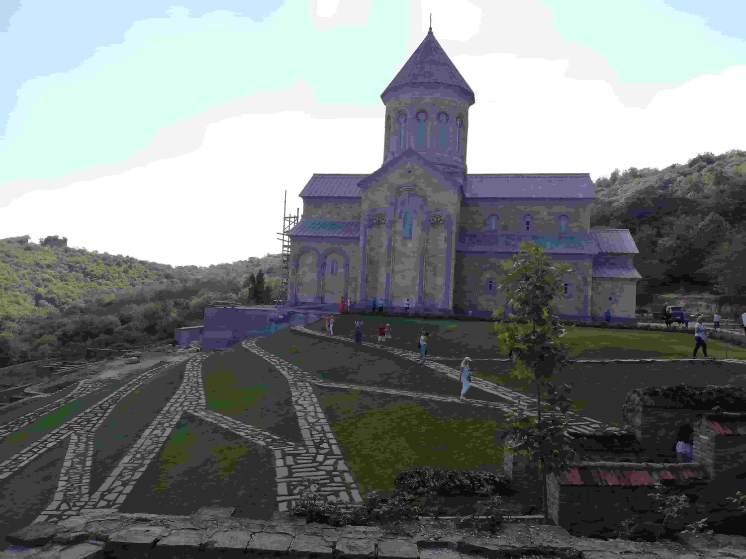 Вид на новый собор монастыря Бодбе и пешеходные дорожки для паломников