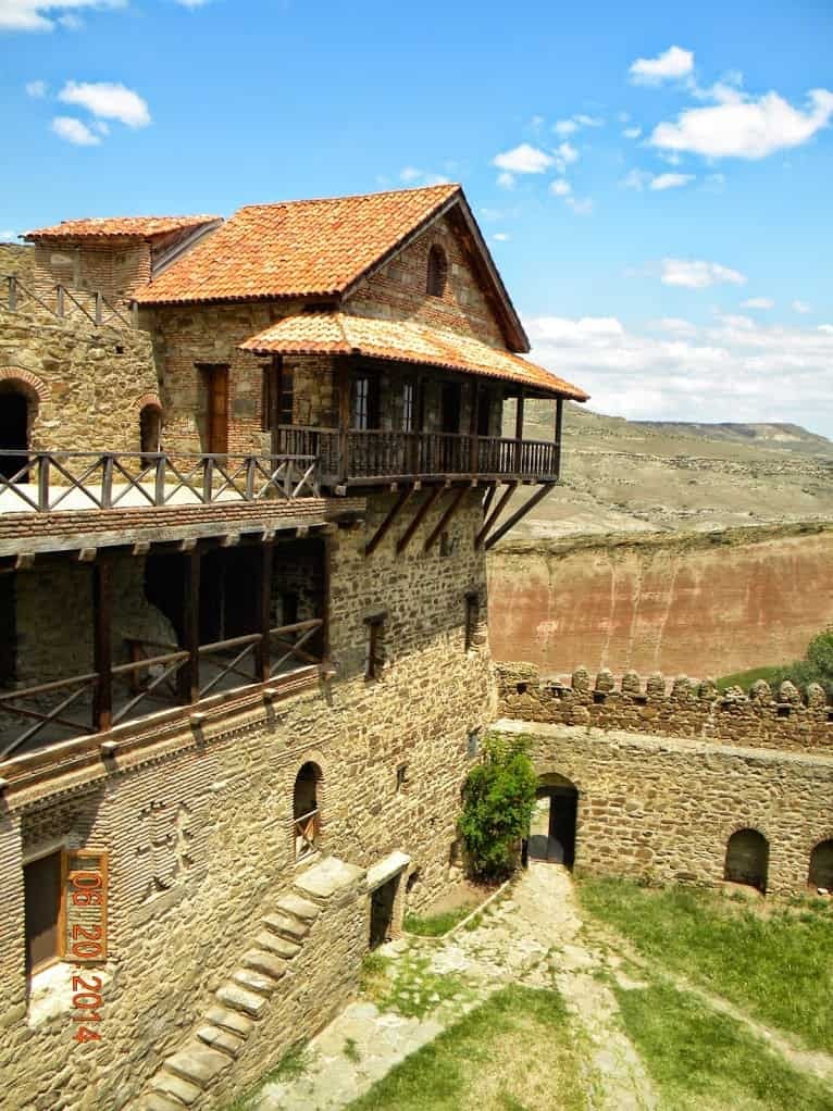 Средневековая архитектура монастырского комплекса Давид-Гареджи вид на жилые постройки