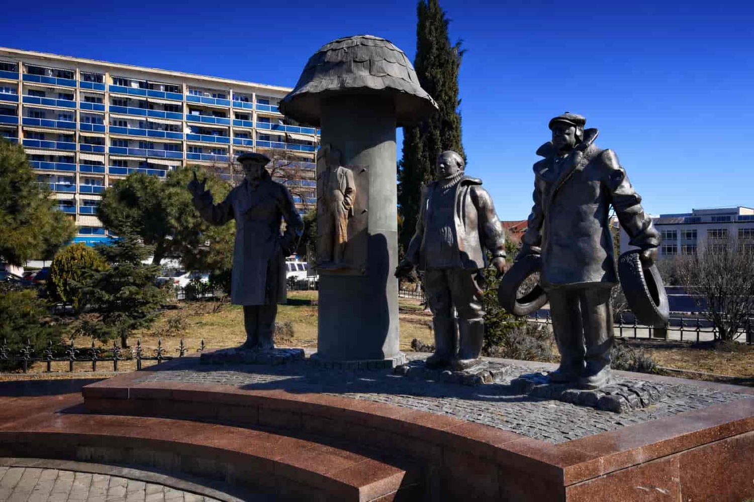 Памятник персонажам фильма Мимино в Тбилиси на площади Авлабари