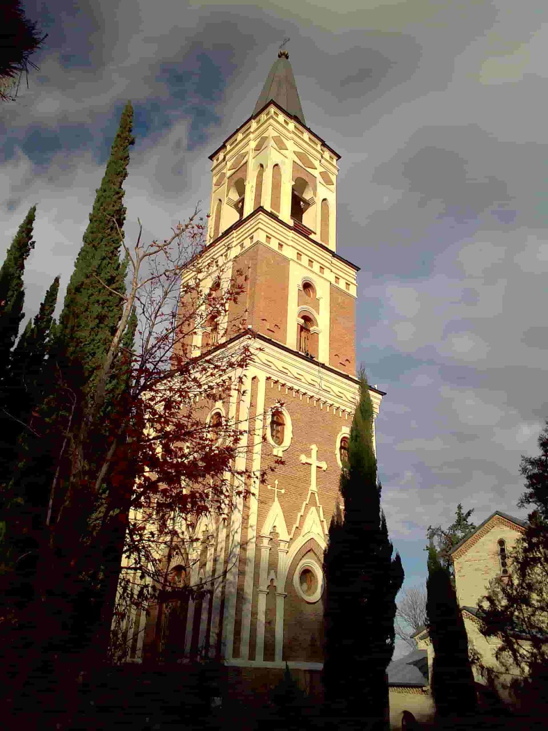 Высокая колокольня монастыря Бодбе в неоклассическом стиле