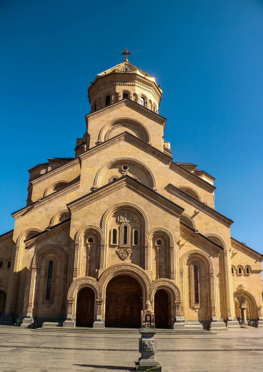 Величественный собор Цминда Самеба главный православный храм Тбилиси