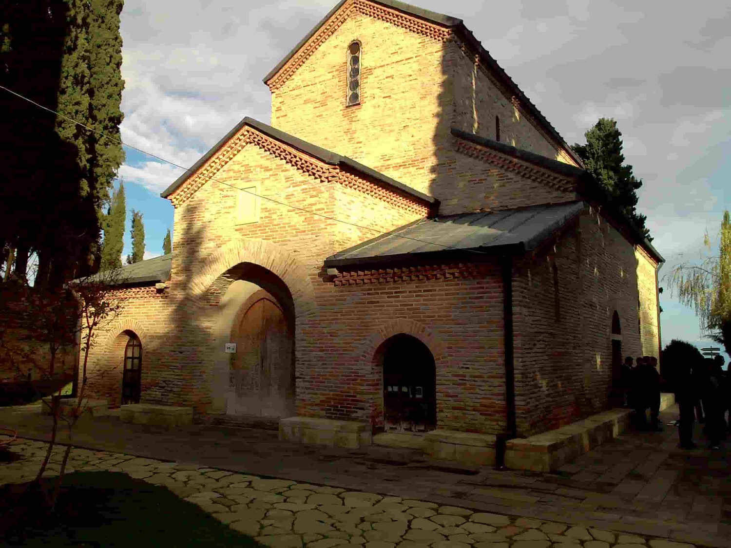 Вход в трехнефную базилику Святой Нино в Бодбе старинная кирпичная кладка