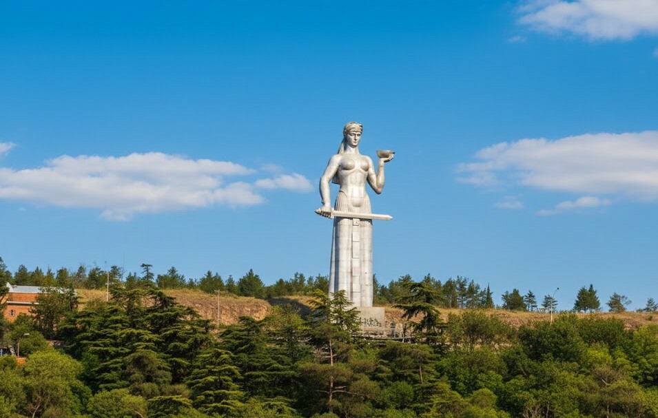 Монумент Мать Грузия Картлис Деда на холме Сололаки вид снизу