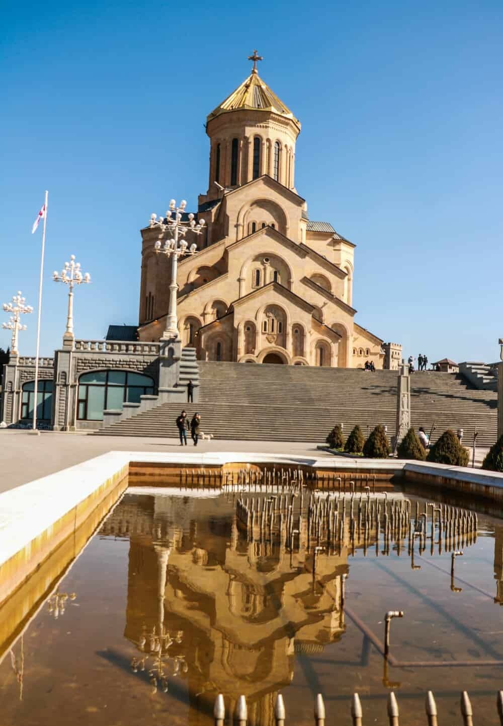 Величественный собор Цминда Самеба и его отражение в фонтане Тбилиси
